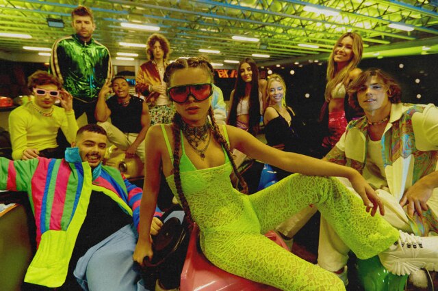 João Arraes Giulia Be e amigos no clipe de 'Lokko'.