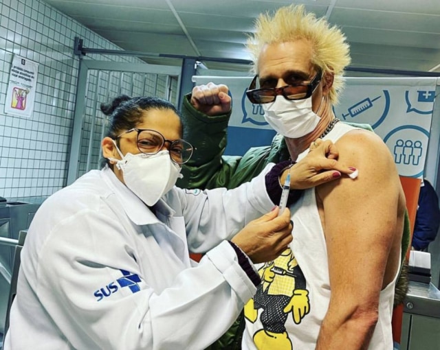 Instagram/@suplaoriginal O cantor Supla, de 55 anos, tomou a primeira dose da vacina contra o coronavírus