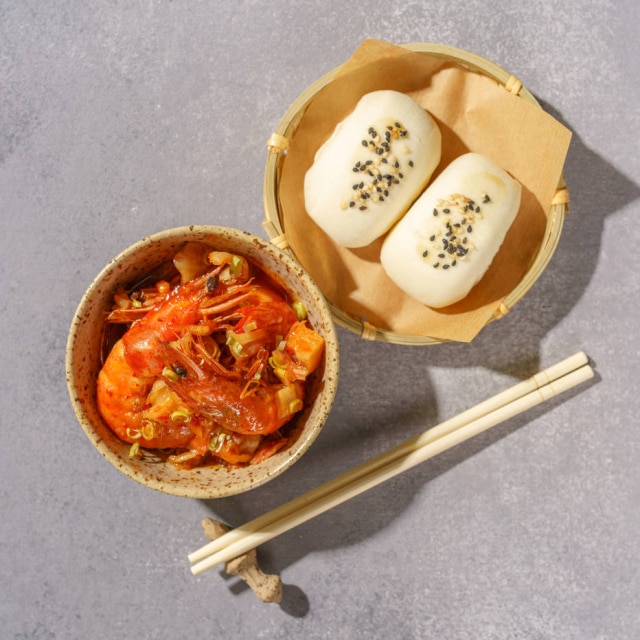 Rubens Kato Camarões fritos com molho gochujang e óleo de gergelim, acompanha belíssimos baos