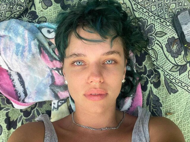 Instagram/@brunalinzmeyer Bruna Linzmeyer pintou o cabelo de verde e apostou em um mullet antes da estreia de 'Pantanal'.