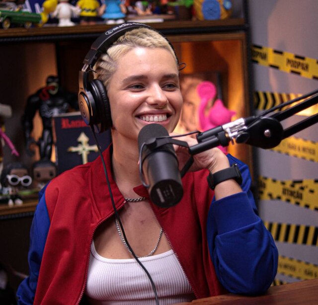 Gabriel Carvalho/ PodPah A atriz Bruna Linzmeyer durante entrevista ao podcast 'PodPah'. Bruna falou sobre como ter sua sexualidade exposta em 2015 afetou sua carreira, entre outros assuntos.