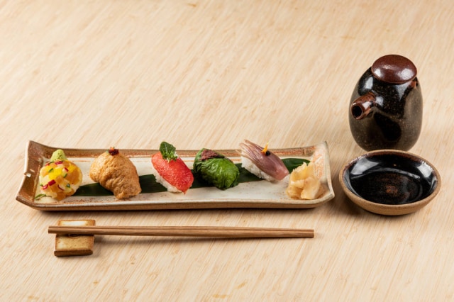 Seleção de sushis do novo menu-degustação vegano do Aizomê 