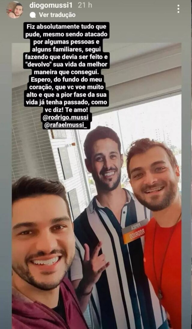 Instagram/Stories/@diogomussi1 Nos Stories, Diogo Mussi publicou foto ao lado de Rafael, irmão dele e de Rodrigo, e do 'boneco' do ex-BBB.
