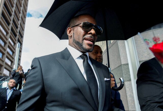 REUTERS/Kamil Krzaczynski R. Kelly deixando um tribunal em março de 2019. Nesta quarta, 29 de junho, ele foi condenado a 30 anos de prisão por crimes sexuais e extorção.