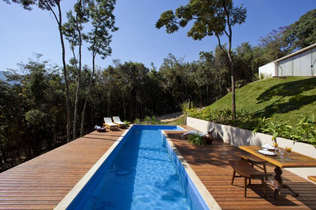 Daniel Mansur/Divulgação A piscina fica na entrada do terreno neste projeto de Estela Netto nos arredores de Belo Horizonte