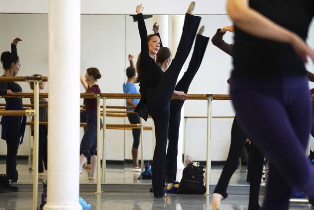 Nicole Bengiveno/The New York Times Maria volta às aulas com sua antiga professora, na Steps on Broadway