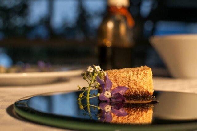 Divulgação Foie gras com biscoito amaretto e aceto balsâmico envelhecido 30 anos, do menu de 12 anos do Piselli