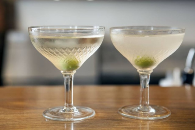 A diferença no preparo do Dry martini. O primeiro mexido, como manda a regra, e segundo batido, turvo e mais aguado.
