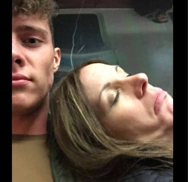 Reprodução/Twitter Mulher dormiu em cima de jovem no metrô e ele tirou uma foto, que viralizou.