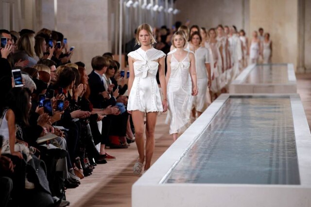 AFP PHOTO / PATRICK KOVARIK Foto tirada no desfile de verão 2016 da Balenciaga..