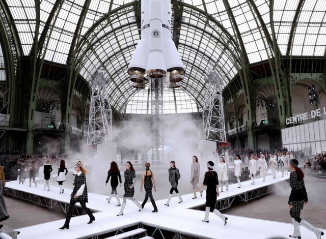 AFP PHOTO / Patrick KOVARIK O futurismo da Chanel teve decoração especial.