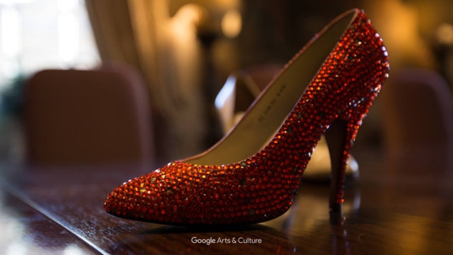 Google Arts & Culture Ferragamo no acervo do 'We Wear Culture'.