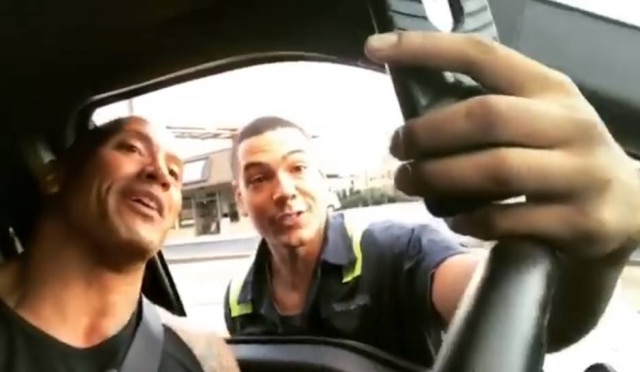 Facebook/ DwayneJohnson Fã parou seu caminhão no meio da rua para falar com o ator