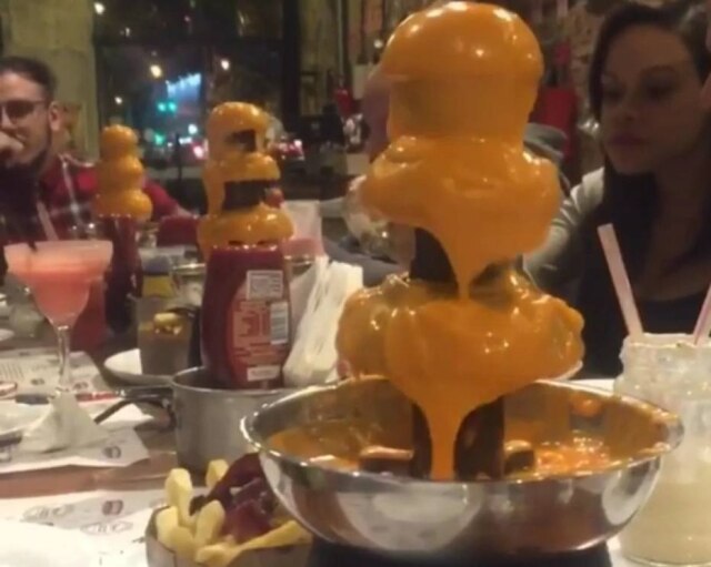 Divulgação / Jazz Restô e Burgers A 'cachoeira' de cheddar