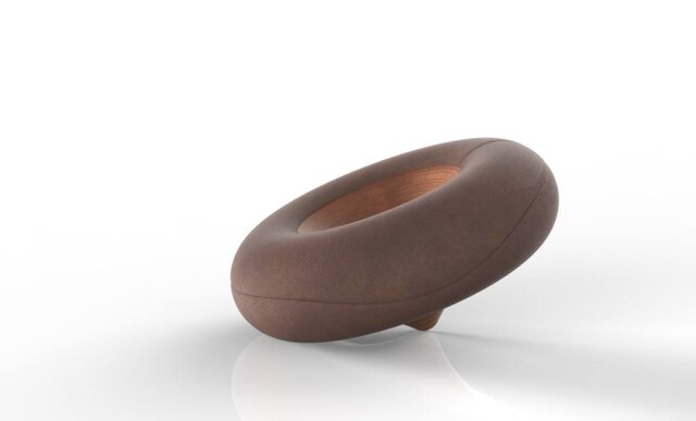 Mula Preta/Divulgação Criada pelo arquiteto Felipe Bezerra e pelo designer André Gurgel, do Estúdio Mula Preta, a poltrona Donut, apresentada na BoomSPDesign, tem formato baseado no desenho de uma rosquinha. A ideia foi retratar, de maneira bem-humorada, a relação entre comida e pessoas.