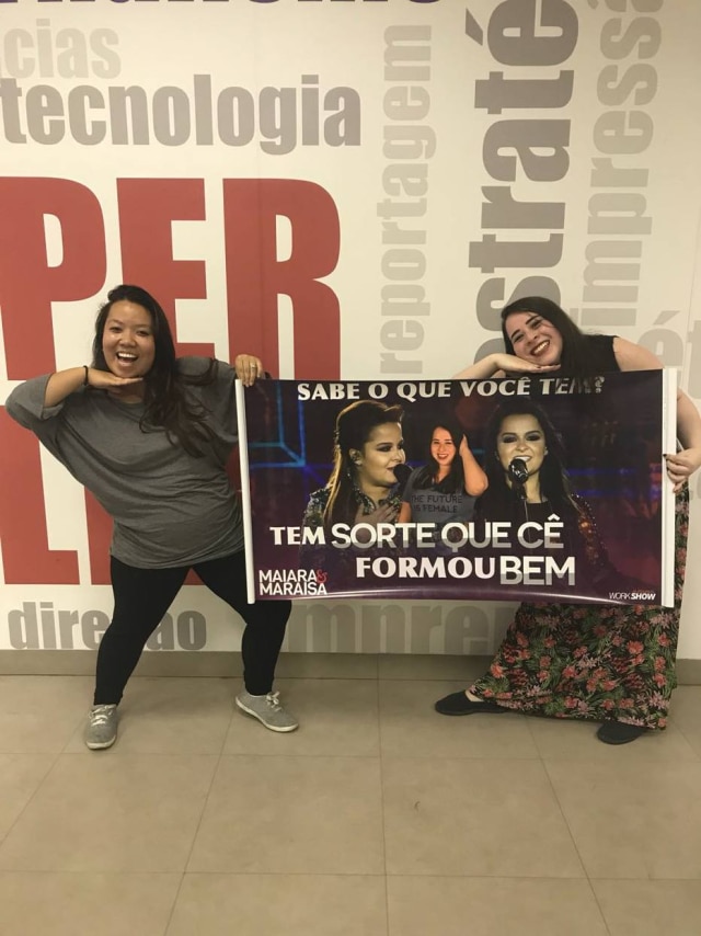 Débora Lima / Acervo Pessoal Jovem foi surpreendida com faixas com montagens suas ao lado de Maiara & Maraisa e Dua Lipa