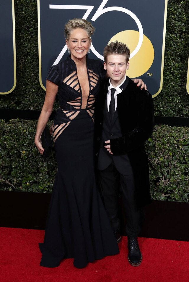 EFE/EPA/MIKE NELSON Sharon Stone chegou acompanhada de seu filho, Roan Joseph Bronstein, no Globo de Ouro