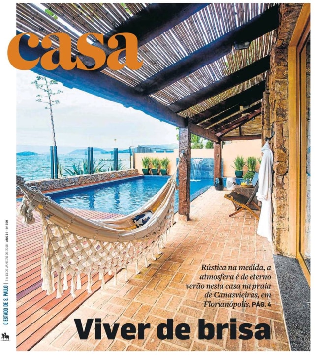 Reprodução Nesta edição, uma casa na praia de Canasvieiras, em Forianópolis, que é rústica na medida, com uma atmosfera de eterno verão