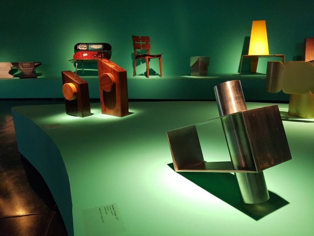STUDIO ZANINI A exposição fica em cartaz no Museu de Arte Moderna do Rio de Janeiro até o dia 18 do próximo mês. Reunindo cerca de 40 das mais em blemáticas criações de Zanini de Zanine