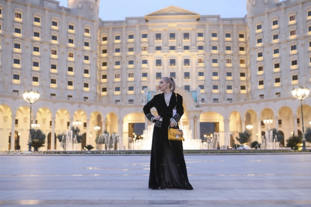 Maya Anwar/The New York Times A blogueira Yassa, em frente ao hotel Ritz Carlton, em Riad, na Arábia Saudita. A primeira edição de uma semana de moda local é um dos mais novos exemplos das mudanças que ocorrem no país