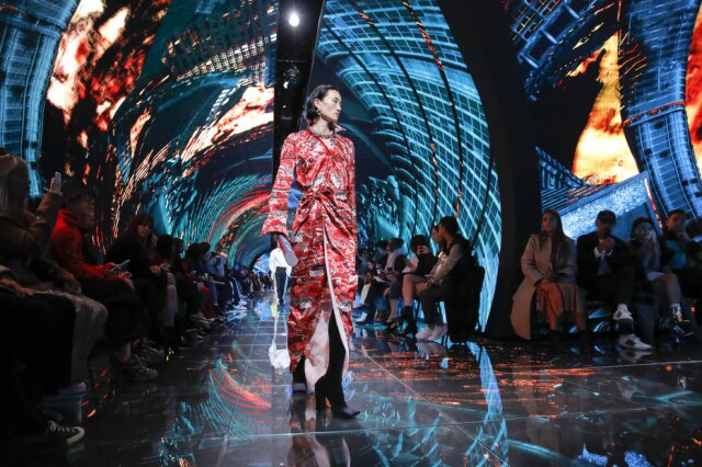 Valerio Mezzanotti/The New York Times A passarela-instalação com projeções de vídeos no desfile da Balenciaga, em Paris