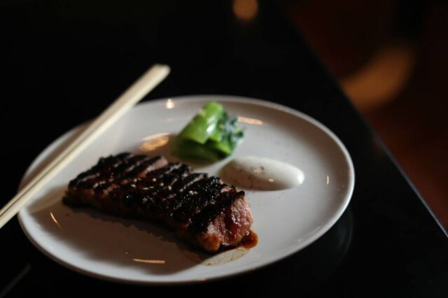 Gabriela Biló|Estadão Para dividir. Kankoku steak, maminha glaceada, bok choi e maionese de alho