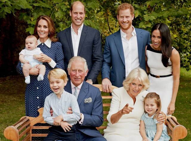 Chris Jackson / Getty Images / Clarence House / Handout via Reuters Família real posa para foto em comemoração aos 70 anos do príncipe Charles.
