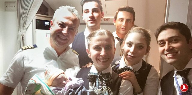Twitter/TurkishAirlines Tripulação da TurkishAirlines com o pequeno Bennel, que nasceu durante o voo.