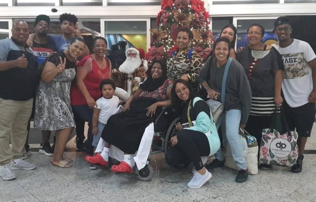 Instagram / @deisefatfamily Deise Cipriano, do Fat Family, ao lado de amigos e familiares no dia em que recebeu alta do hospital.