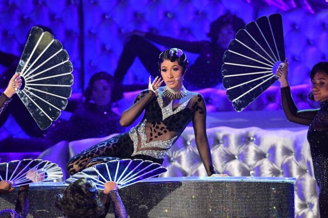 Robyn Beck / AFP Cardi B durante performance no Grammy Awards 2019.