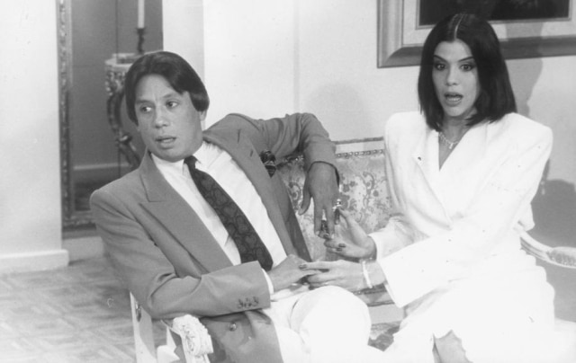 Arquivo / Estadão Clodovil durante participação na novela 'Sabor de Mel', da Bandeirantes, em 1983. Ao seu lado, a atriz Sandra Brea.