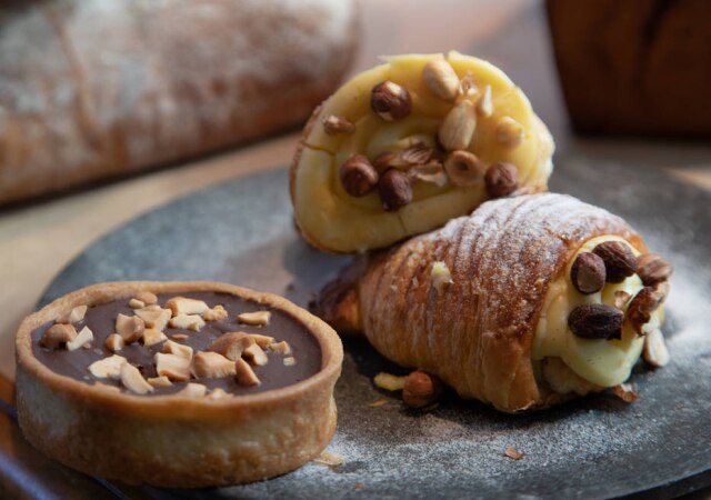 Guido Bompan Croissant recheado com creme de baunilha e torta de chocolate