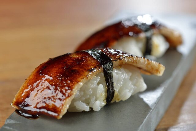 A casa do porco Sushi de papada de porco e tucupi preto.
