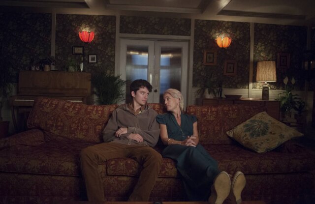 Netflix / Divulgação A série 'Sex Education' aborda a relação entre uma mãe sexóloga e seu filho