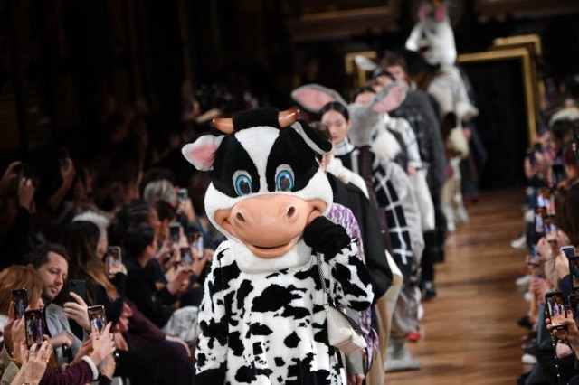 Anne-Christine Pojoula/AFP Presença de pessoas vestidas como animais no desfile da estilista Stella McCartney defende banir produtos com pele de animal.