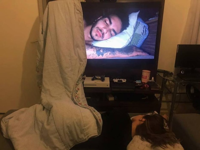 Cedida por Camila Gonçalves Edival Gabriel, 19 anos, dormiu ‘ao lado’ de Camila, de 18, com a ajuda da tecnologia