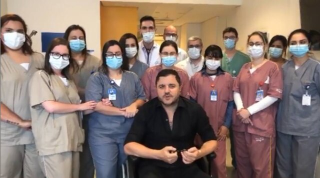 Instagram / @mauriciomanieri Após receber alta, o cantor Maurício Manieri publicou um vídeo em que aparece junto com a equipe do hospital que o atendeu