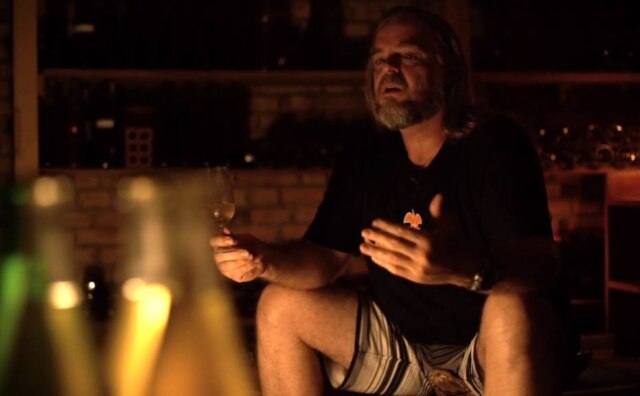 Reprodução O vinhateiro Eduardo Zenker, em cena do documentário "FreeRange".