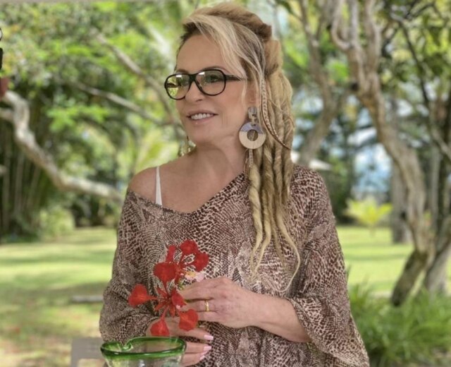 Instagram/@anamaria16 A apresentadora Ana Maria Braga, que transmite o 'Mais Você' direto de Maresias, no litoral paulista