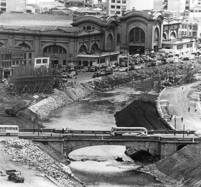 Arnaldo Fiaschi/Estadão Obras de canalização do no Rio Tamanduateí na altura do Mercado Municipal em 1969.