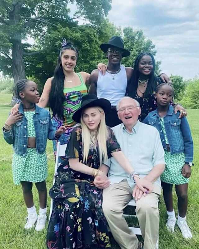 Instagram/@madonna Madonna ao lado do pai, Silvio Ciccone, e dos filhos Lourdes, David, Mercy, e as gêmeas Estere e Stelle.