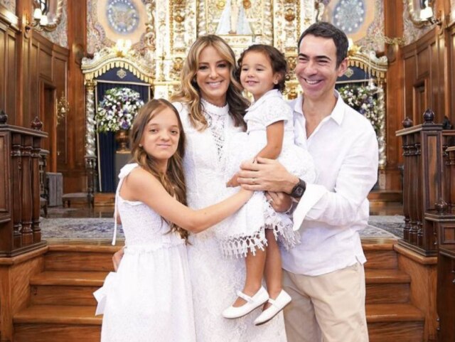 Instagram/@ticipinheiro Os apresentadores Ticiane Pinheiro e César Tralli batizam filha Manuella