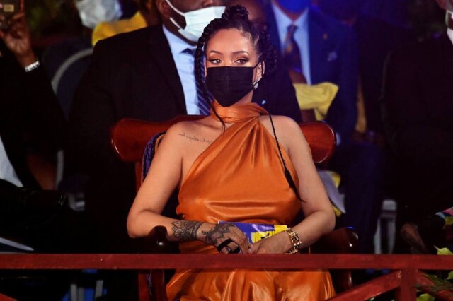 Toby Melville/ Reuters Rihanna apareceu grávida durante ensaio com o namorado A$AP Rocky; em novembro, em Barbados, cantora já levantava suspeitas sobre gestação