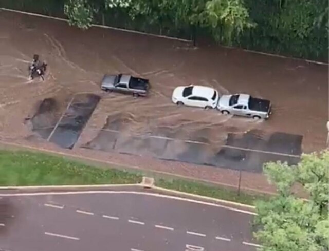 Twitter/@Gianlucacestari Parte de uma pista de caminhada em Maringá, no Paraná, foi arrastada pela chuva na tarde desta terça-feira, 22