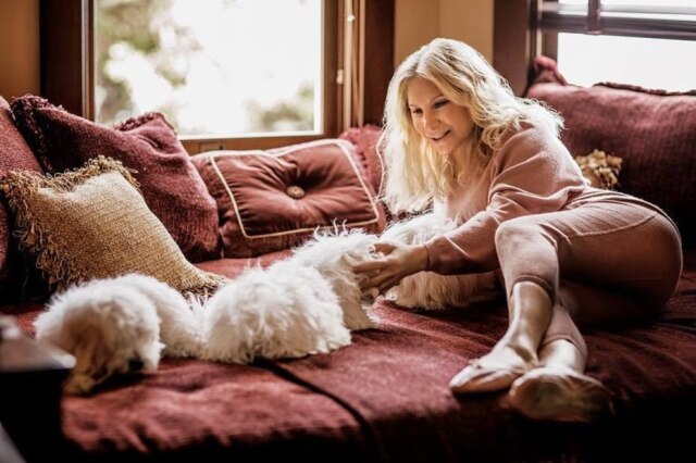 Instagram/@barbrastreisand A cantora e atriz Barbra Streisand com suas cachorras, Miss Violet e Miss Scarlett, clones de Samantha, cachorrinha que morreu em 2017, aos 14 anos.