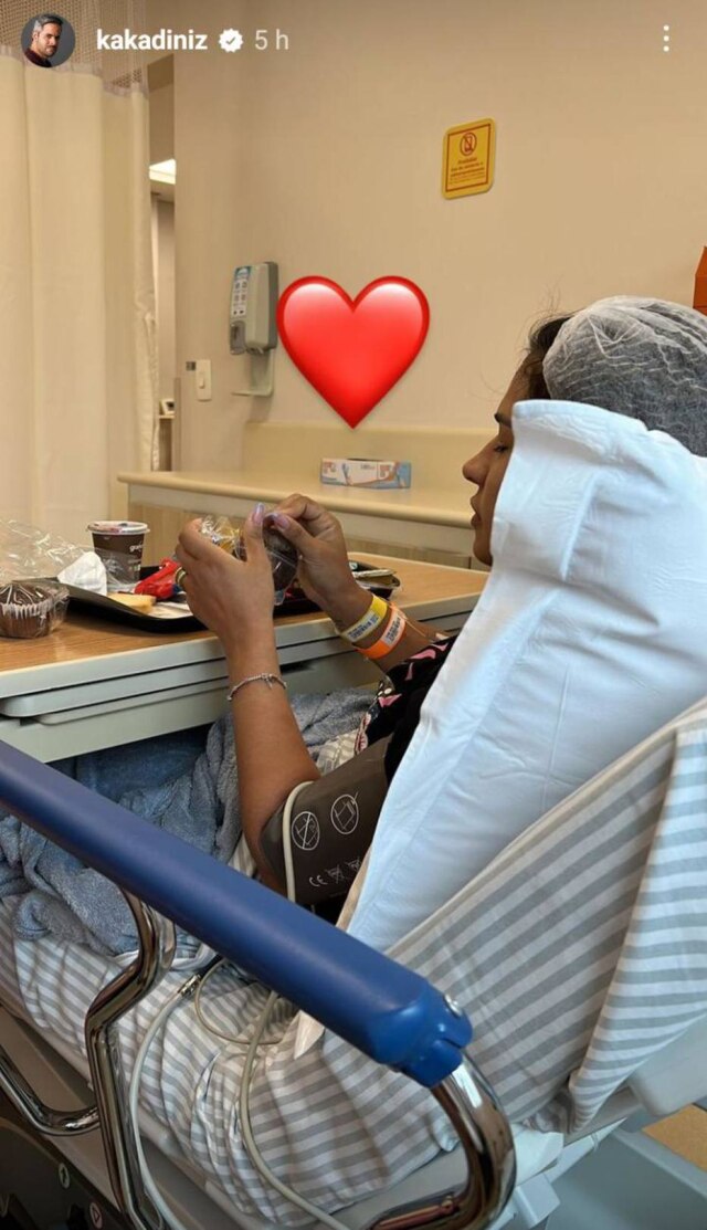 Instagram/@kakadiniz Kaka Diniz, marido de Simone, compartilhou foto da cantora em hospital.