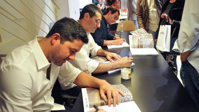 Claudio Roberto Silva Os arquitetos Rodrigo Marcondes, Lourenço Gimenes e Fernando Forte autografando a revista Monolito-FGMF