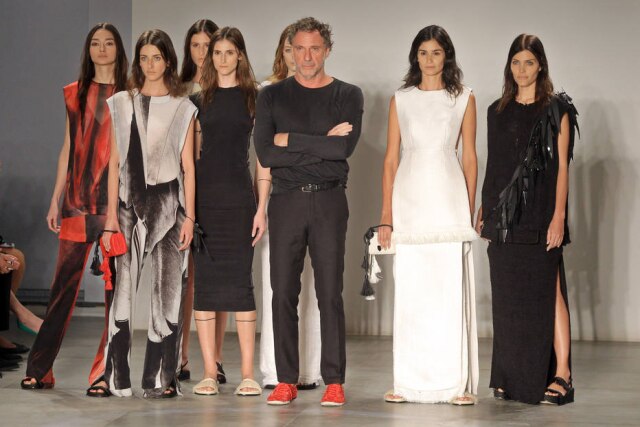 Sérgio Castro/Estadão Oskar Metsavaht e as modelos da Osklen: roupas de tecidos naturais inspiradas na estética da tribo indígena Ashaninka