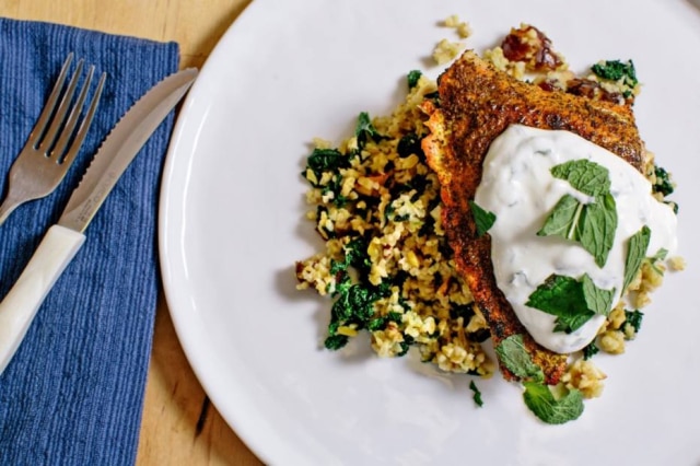 Brett Carlsen|NYT Salmão com sumac, salada de couve e iogurte grego, da Blue Apron.