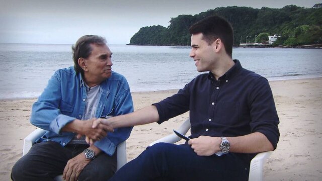 Divulgação/Record O apresentador Luiz Bacci conversa com Dedé Santana.